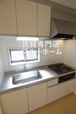 キッチン　３口コンロのシステムキッチンです！窓付きです！