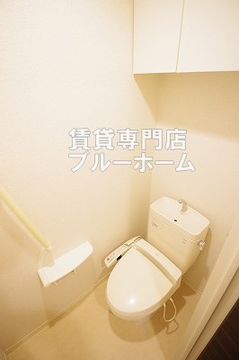 トイレ　収納棚付き！温水洗浄便座付きのトイレです！