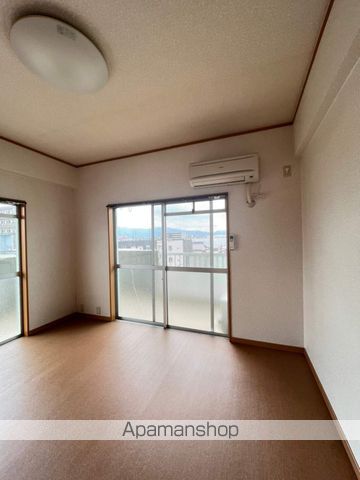 第3年見マンションの居間写真
