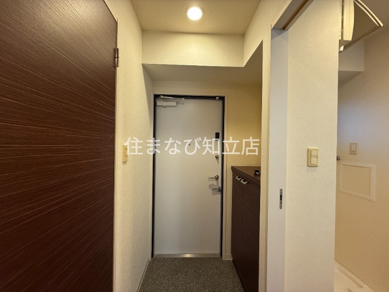名鉄豊田線 豊田市駅 バス乗車時間：11分 最寄りバス停で下車 徒歩3分 9階建 築17年の玄関写真