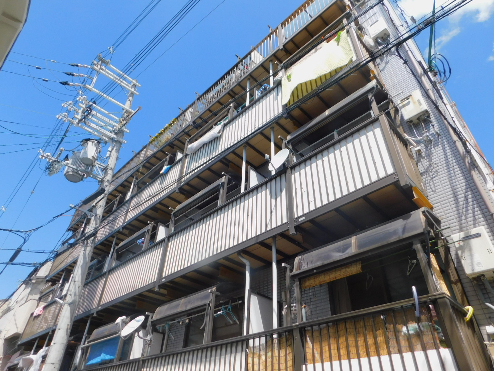 【守口市八雲東町のマンションの建物外観】