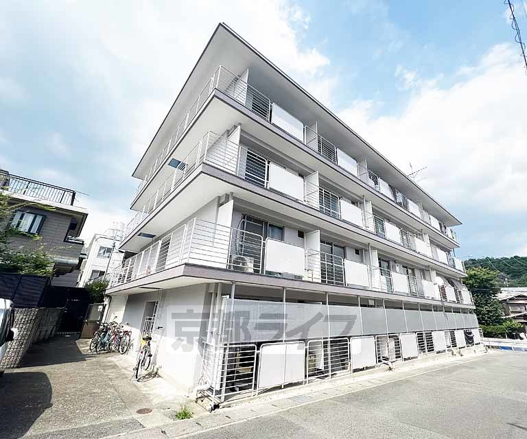 京都市右京区常盤出口町のマンションの建物外観