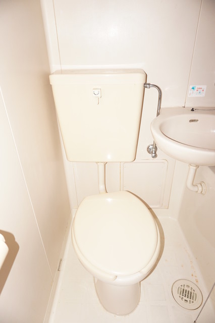 トイレ　白基調で清潔感のあるトイレです♪