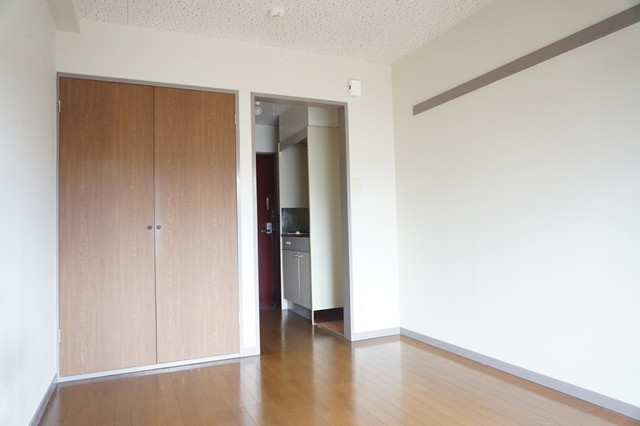 その他部屋・スペース　室内は落ち着いた温もりを感じるフローリングです☆
