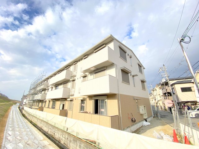 藤井寺市小山のアパートの建物外観