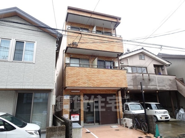 京都市伏見区淀新町のマンションの建物外観