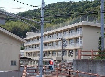 【オルテンハウスIIIの小学校】