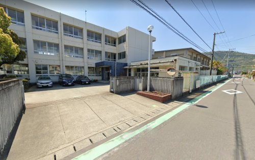 【エマールカモガワの小学校】