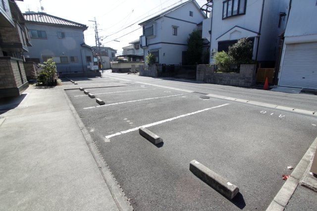 【ロイヤルコートＢ棟の駐車場】