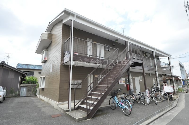 八尾市南本町のアパートの建物外観