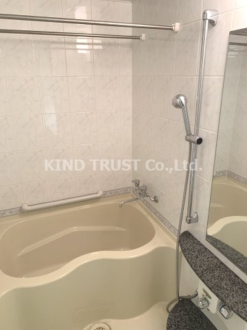 バス・シャワールーム　コンパクトで使いやすいお風呂です