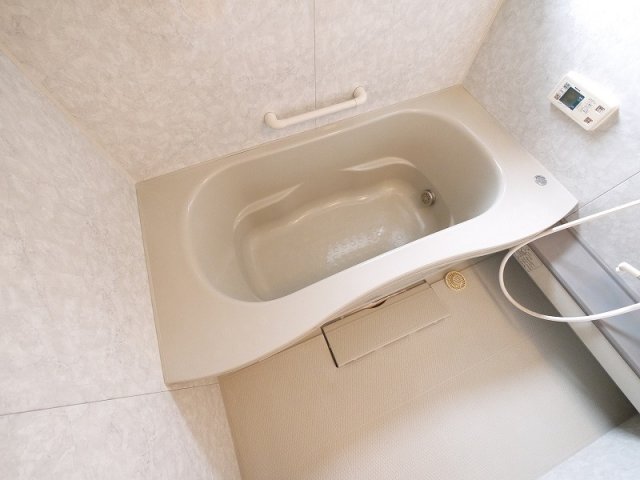 バス・シャワールーム　一坪風呂。足が伸ばせて日々の疲れを癒してくれます