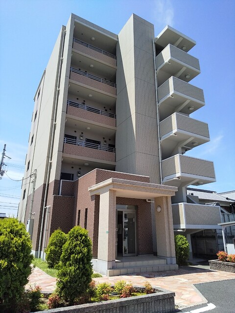 ルミエール山越の建物外観