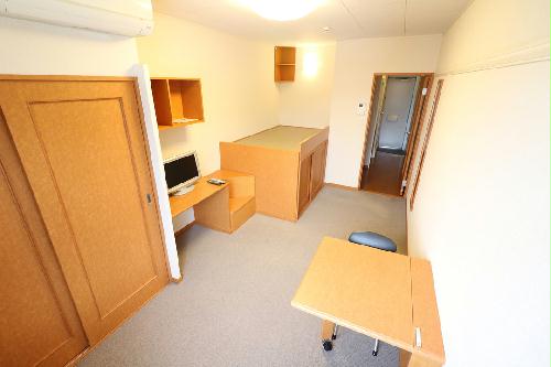 居室・リビング　１Fはフローリング仕様・２Ｆは絨毯仕様になります。