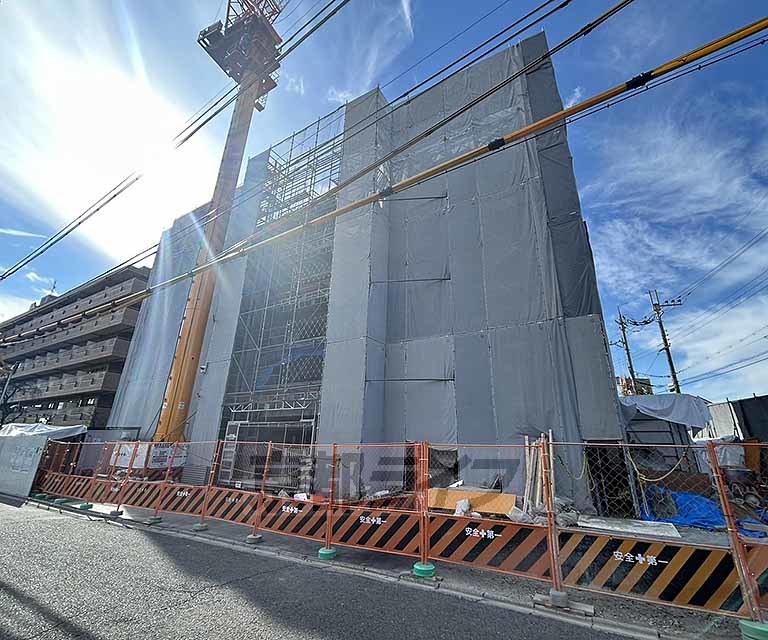 【京都市南区上鳥羽勧進橋町のマンションの建物外観】