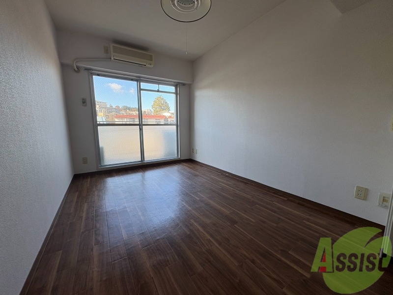 居室・リビング　こちらは、６帖の洋室となっております。いかがでしょうか？