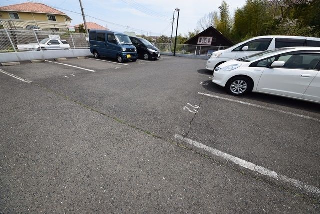 【横浜市泉区弥生台のマンションの駐車場】