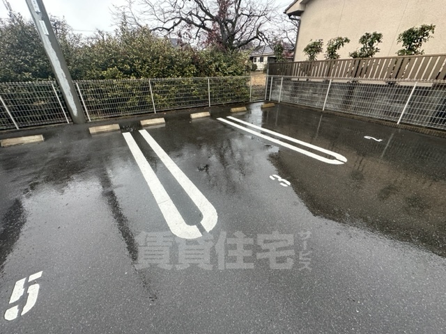 【城陽市久世のアパートの駐車場】