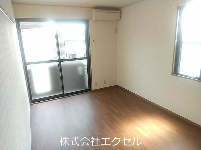 居室・リビング　エアコン完備で一年中快適にお過ごしいただけます。