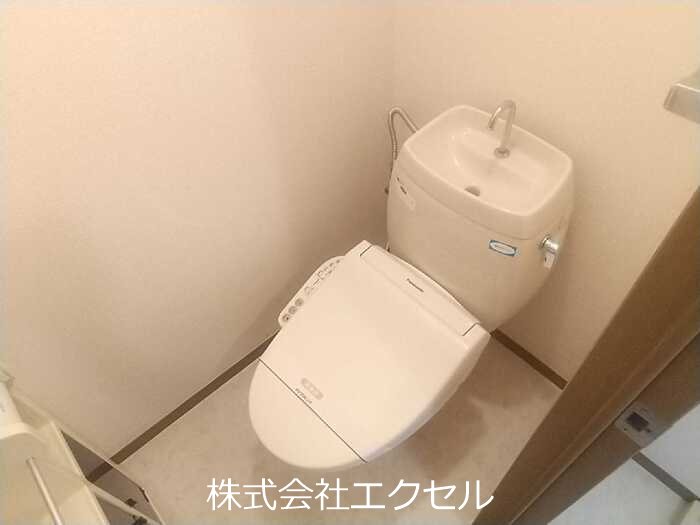 トイレ　温水洗浄便座です。