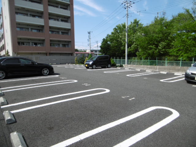 【多摩市豊ヶ丘のマンションの駐車場】