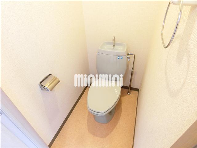 トイレ　温水洗浄便座付きのトイレ。