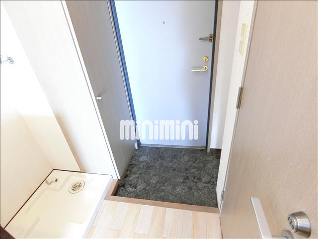 玄関　玄関には下駄箱と収納があります。