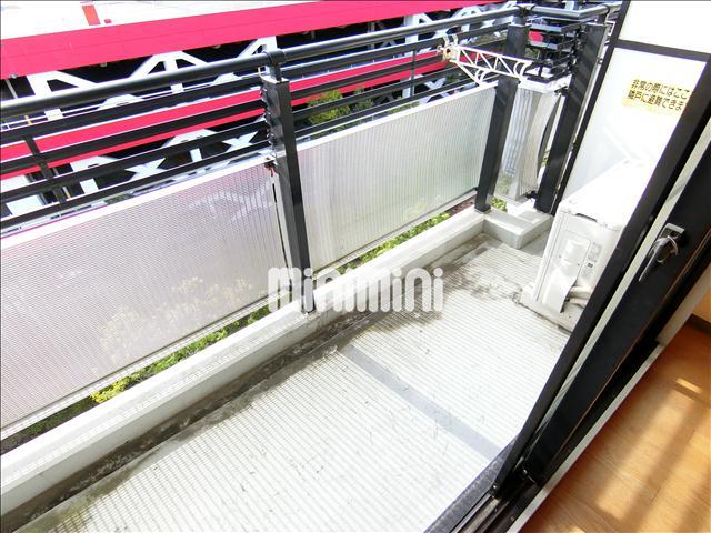 バルコニー　晴れた日には外で洗濯物が干せます。