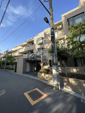 新宿区中井のマンションの建物外観