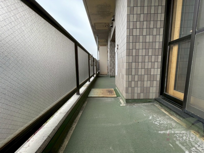 バルコニー　バルコニーです。洗濯物を干すもよし、一息つくもよしですね。