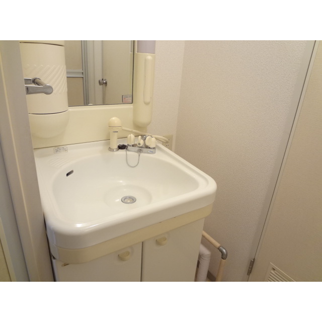 洗面設備　リノベーション前の画像です