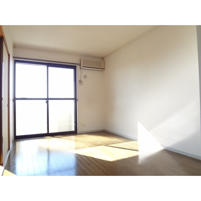 居室・リビング　リノベーション前の画像です