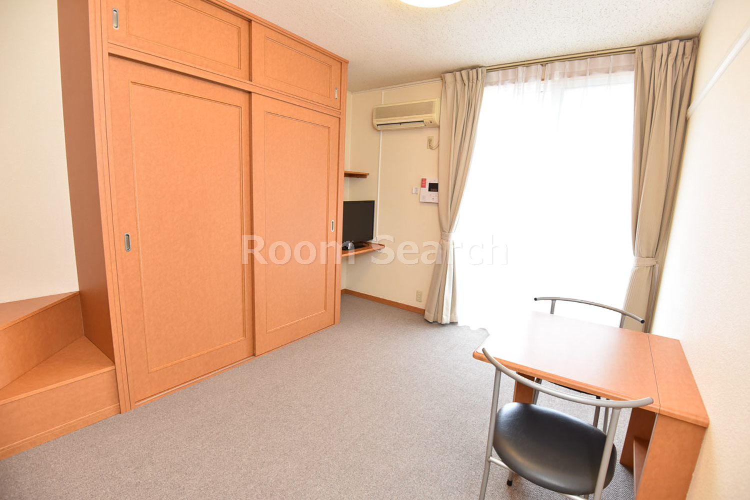 居室・リビング　テレビ、カーテン、照明、エアコン付き