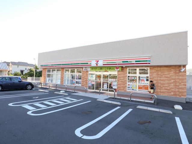 コンビニ　セブンイレブン（コンビニ）まで570m