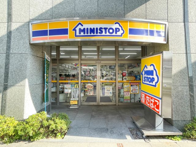 コンビニ　ミニストップ新宿左門町店（コンビニ）まで111m