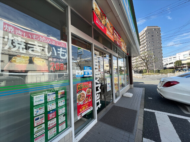 コンビニ　ファミリーマート小倉真鶴店（コンビニ）まで608m