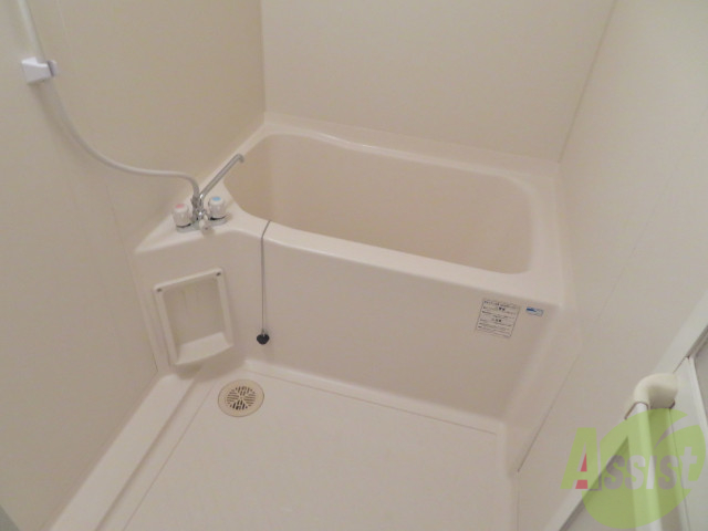 バス・シャワールーム　バスルームは狭すぎず、シャワーも浴びやすそうです。
