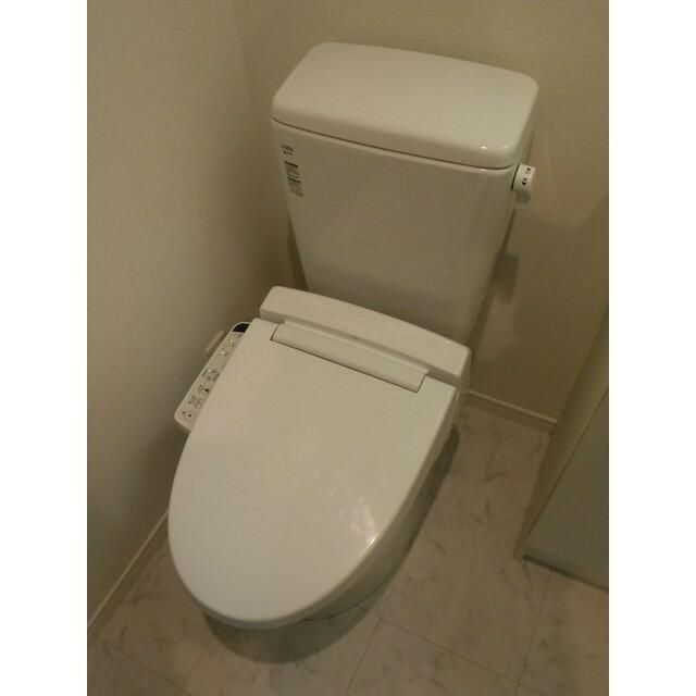 トイレ　落ち着いた色調のトイレです