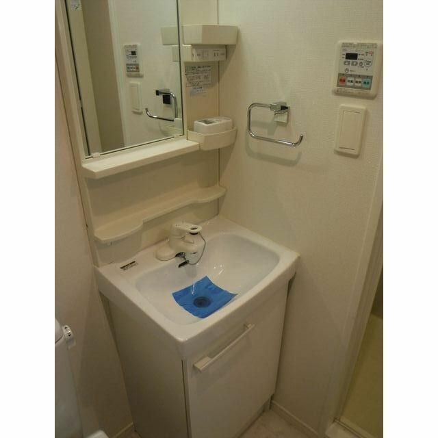 洗面設備　ゆったりとスペースのある洗面所