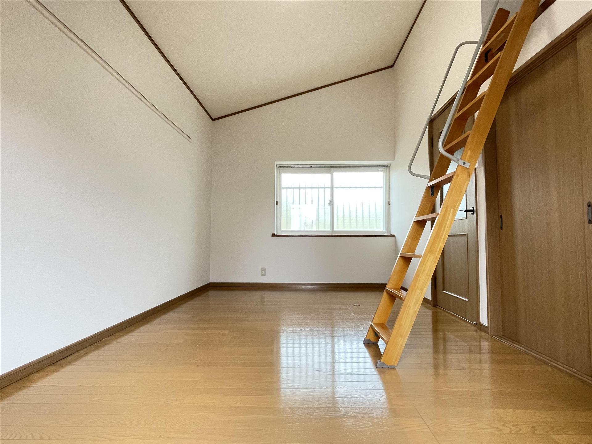 居室・リビング　ロフト付きのお部屋で広々と使えます