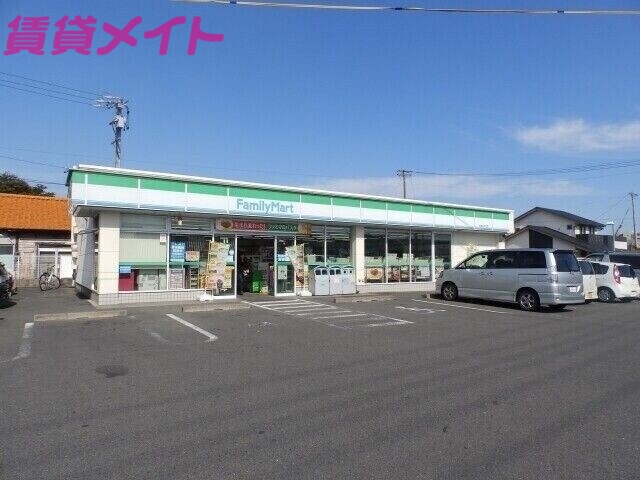コンビニ　ファミリーマート鈴鹿三日市店（コンビニ）まで724m