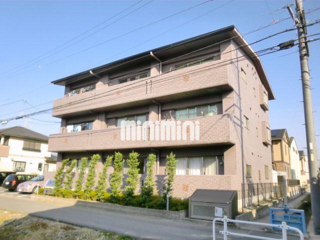 建物外観　閑静な住宅街に立つレンガ風のオシャレな外観。