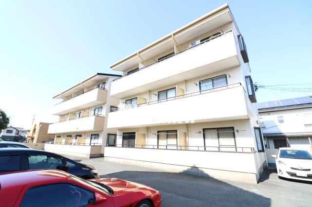 建物外観　中央には階段があります。目の前は駐車場です。