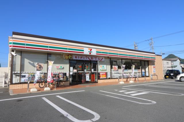 コンビニ　セブンイレブン（コンビニ）まで300m