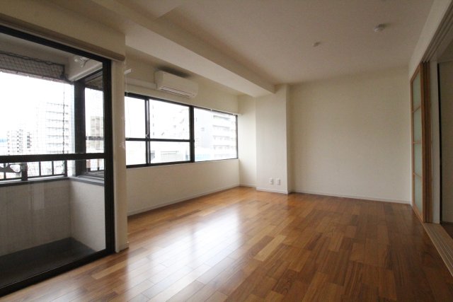 居室・リビング　同物件別室です。