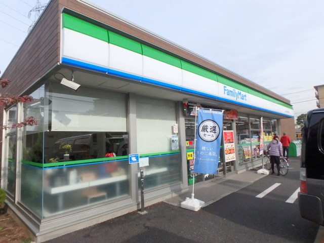 コンビニ　ファミリーマート足立中央本町四丁目店（コンビニ）まで80m
