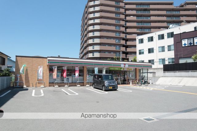 コンビニ　セブンイレブン（コンビニ）まで678m