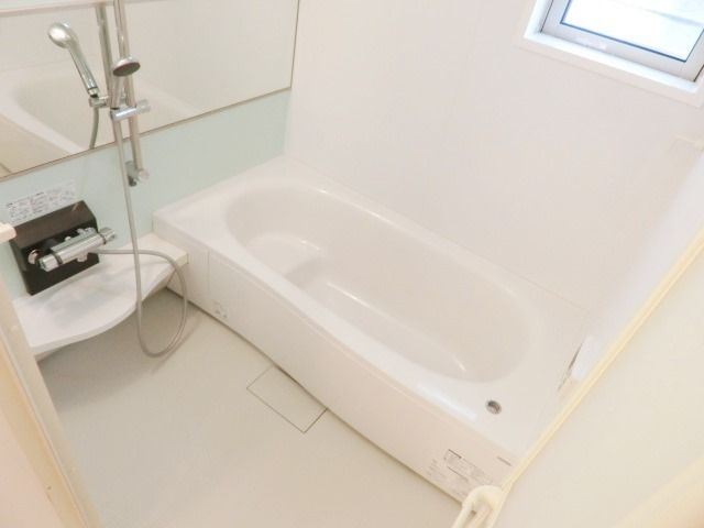 バス・シャワールーム　清潔感のあるバスルームです。