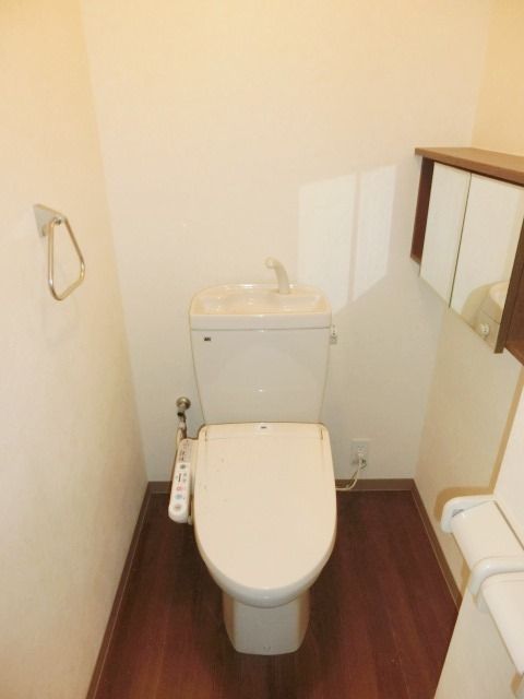 トイレ　温水洗浄機能付きのトイレです。