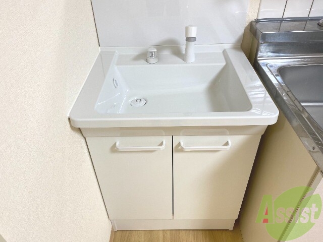 洗面設備　洗面は独立タイプで、洗髪可能なので朝の準備も捗りそう。